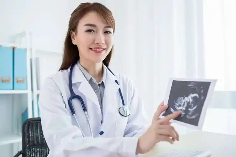 深圳跨越孕育难关：试管代生家庭的艰辛与新生喜悦